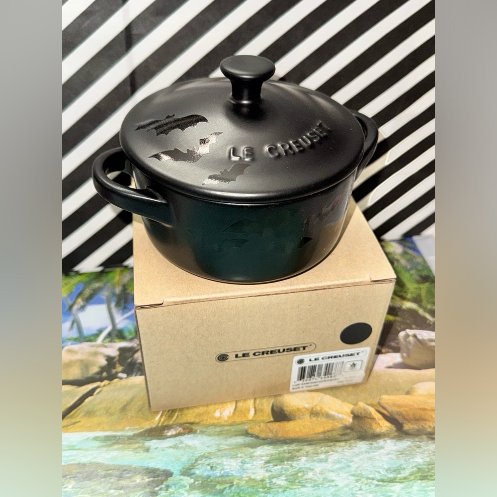 NIB Le Creuset Halloween Licorice Matte Black 10CM Halloween Bat Cocotte RARE - Picture 6 of 13
